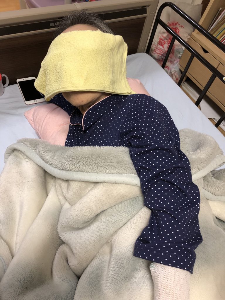 パジャマ姿のアヤコーホー